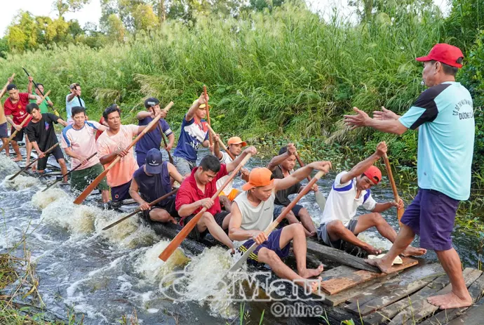 Rộn ràng tập luyện, chuẩn bị giải đua ghe Ngo mini mừng lễ Sene Dolta