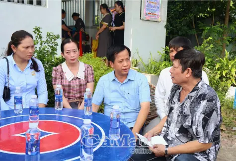 Lãnh đạo xã Năm Căn thăm hỏi gia đình nạn nhân vụ án tại Ấp 3