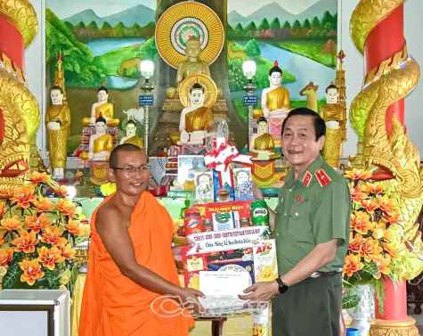 Thăm, chúc mừng đồng bào Khmer nhân lễ Sene Dolta