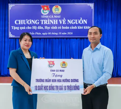 Tiếp sức học sinh và người dân khó khăn xã Trần Phán