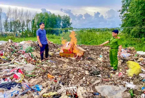 Tiêu huỷ 170 sản phẩm quần, áo giả mạo nhãn hiệu