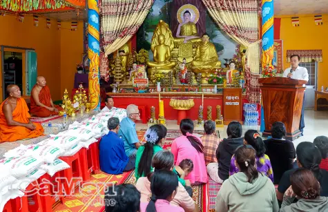 Lãnh đạo tỉnh chúc mừng lễ Sene Dolta đến đồng bào Khmer