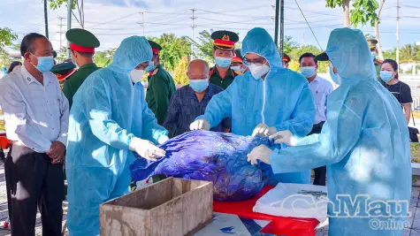 Những chiến sĩ áo trắng thầm lặng tìm tên liệt sĩ
