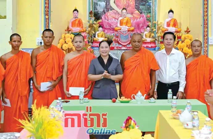 ថ្នាក់ដឹកនាំខេត្តអញ្ជើញសួរសុខទុក្ខ និងប្រសិទ្ធពរជនរួមជាតិ Khmer ឱកាសបុណ្យសែនដូនតា