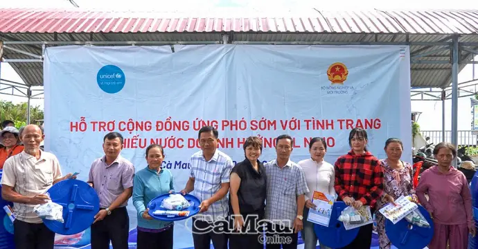 Trao tặng 200 bồn chứa nước cho người dân xã Khánh Lâm