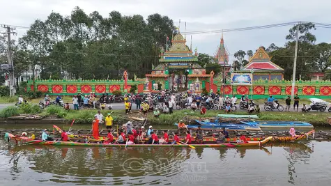 Chùa Cao Dân hạ thuỷ ghe Ngo, náo nức mùa lễ hội Khmer