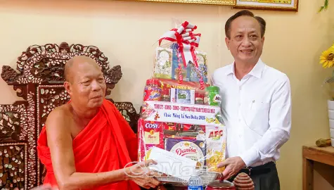 Quan tâm, chăm lo đời sống đồng bào Khmer dịp lễ Sene Dolta