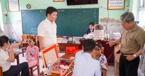 Khám mắt miễn phí cho học sinh ven biển
