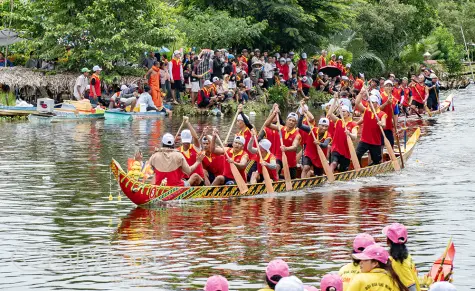 Sôi nổi thi tài đua ghe Ngo mini mừng lễ Sene Dolta 