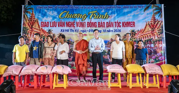 Giao lưu văn hoá, chăm lo đời sống đồng bào Khmer