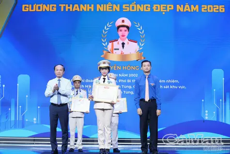 Nữ cán bộ công an cơ sở Cà Mau nhận Giải thưởng “Thanh niên sống đẹp” năm 2026