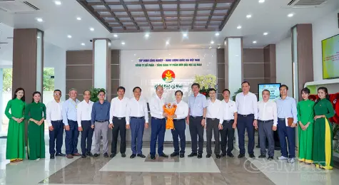 Bí thư Tỉnh uỷ Cà Mau thăm, chúc mừng các doanh nghiệp nhân Ngày Doanh nhân Việt Nam