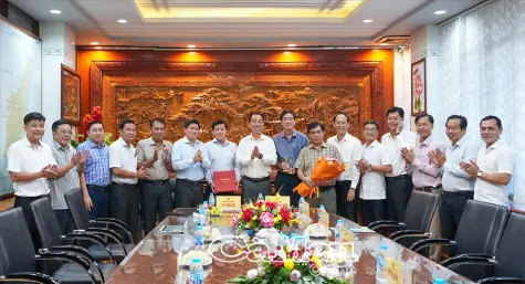 Chủ tịch UBND tỉnh Lữ Quang Ngời thăm, chúc mừng doanh nghiệp nhân Ngày Doanh nhân Việt Nam