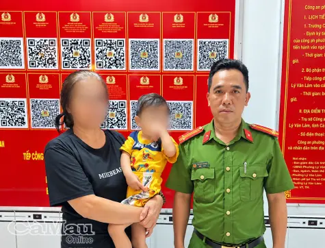 Công an Phường Lý Văn Lâm hỗ trợ cháu bé đi lạc về với gia đình