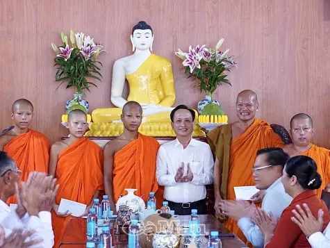 Lãnh đạo tỉnh Cà Mau thăm, chúc mừng đồng bào Khmer nhân Lễ Sene Dolta tại xã Hưng Hội