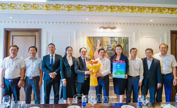 Phó Bí thư Thường trực Tỉnh uỷ Đặng Văn Dũng thăm, chúc mừng doanh nghiệp nhân Ngày Doanh nhân Việt Nam