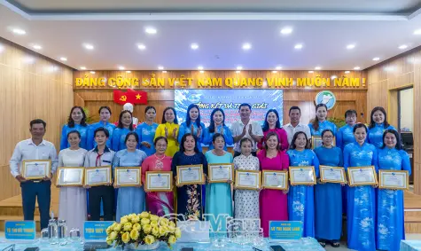 Hội LHPN tỉnh Cà Mau trao giải hội thi trực tuyến tìm hiểu nghị quyết 