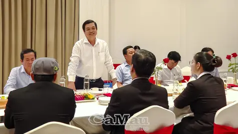 Phó Chủ tịch UBND tỉnh Huỳnh Chí Nguyện thăm, chúc mừng các doanh nghiệp