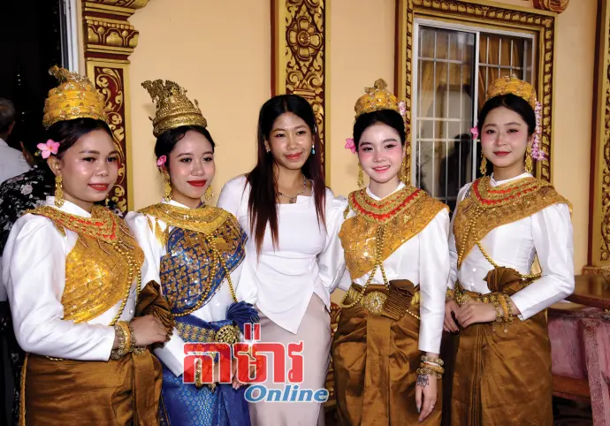 រក្សាភាពរស់រវើកនៃសម្លៀកបំពាក់ប្រពៃណី