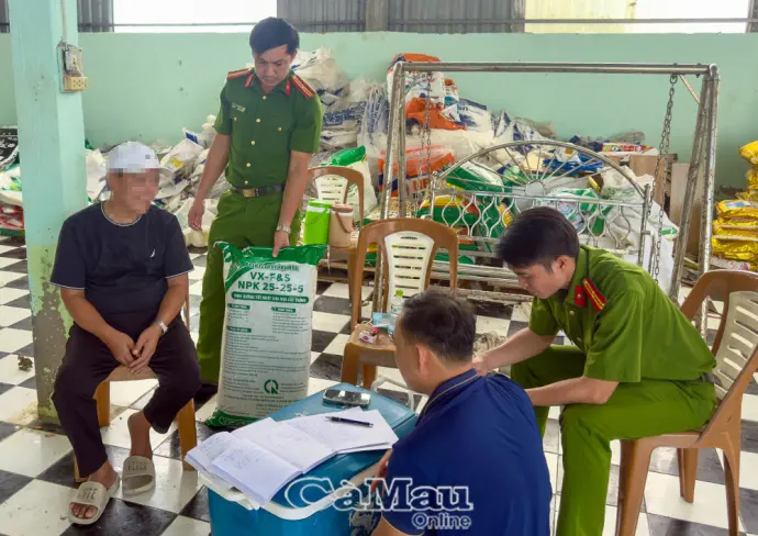 Cà Mau khởi tố đối tượng sản xuất, buôn bán hàng chục tấn phân bón giả