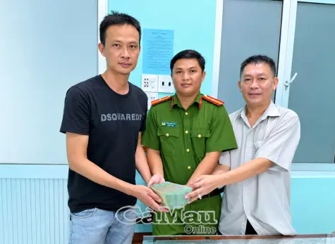 Hỗ trợ công dân hoàn trả hơn 360 triệu đồng nhận chuyển khoản nhầm