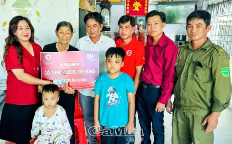Hội Chữ thập đỏ trao 35 triệu đồng hỗ trợ các hoàn cảnh khó khăn