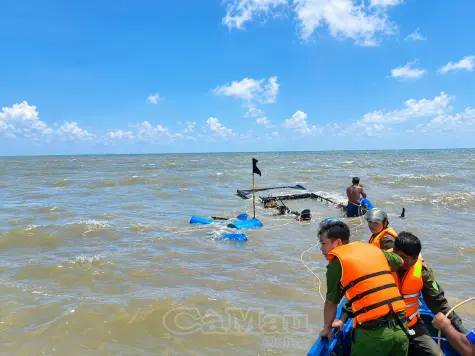 Công an xã Tam Giang phối hợp hỗ trợ trục vớt tàu cá bị chìm