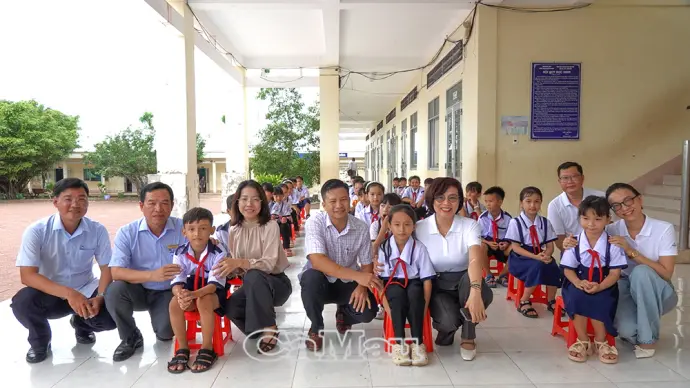 Tiếp sức cho học sinh khó khăn tại xã Khánh Lâm