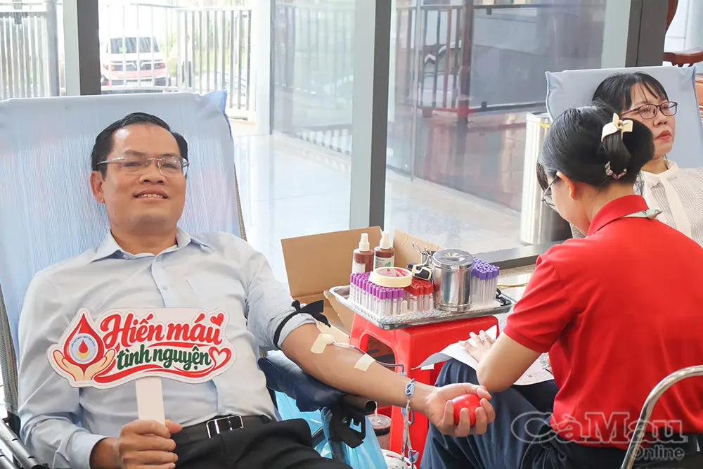 Phó Chủ tịch UBND tỉnh Ngô Vũ Thăng cùng gần 400 cán bộ tham gia hiến máu tình nguyện