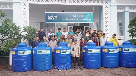 BIDV trao tặng 40 bồn chứa nước cho người dân khó khăn tại xã Phú Tân