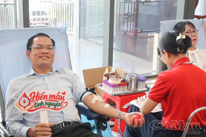 Phó Chủ tịch UBND tỉnh Ngô Vũ Thăng cùng gần 400 cán bộ tham gia hiến máu tình nguyện
