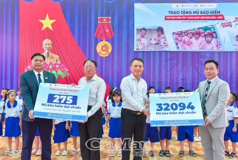 Hơn 32.000 học sinh lớp 1 tại Cà Mau được tặng mũ bảo hiểm