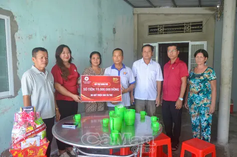 Hội Chữ thập đỏ tỉnh trao 50 triệu đồng hỗ trợ 3 gia đình khó khăn