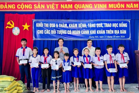 Khối thi đua số 6 tặng quà người dân khó khăn xã Hưng Hội