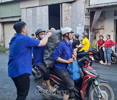 Đoàn viên phường An Xuyên hỗ trợ khắc phục hậu quả vụ cháy nhà kho mút xốp