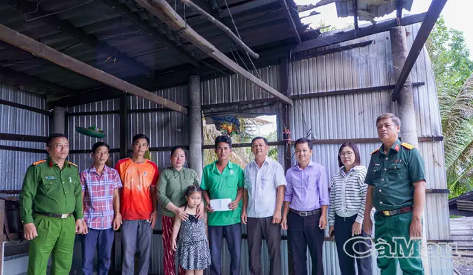 Đất Mới kịp thời hỗ trợ hộ dân bị thiệt hại nhà do cháy