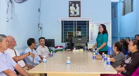 Ðại biểu HÐND cùng dân trò chuyện